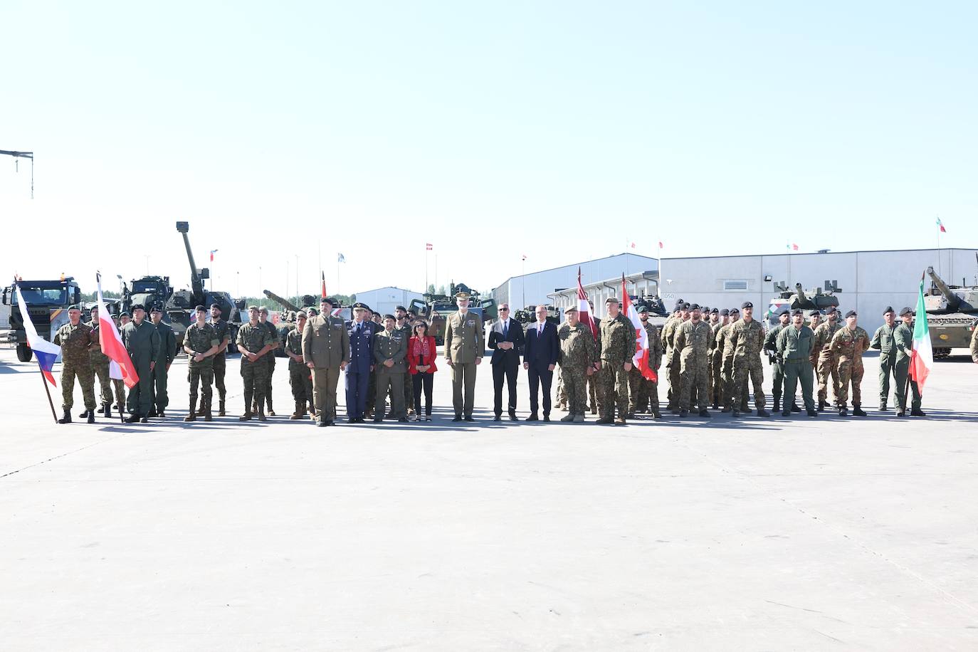 El Rey Felipe VI visita a los militares españoles desplegados en Letonia