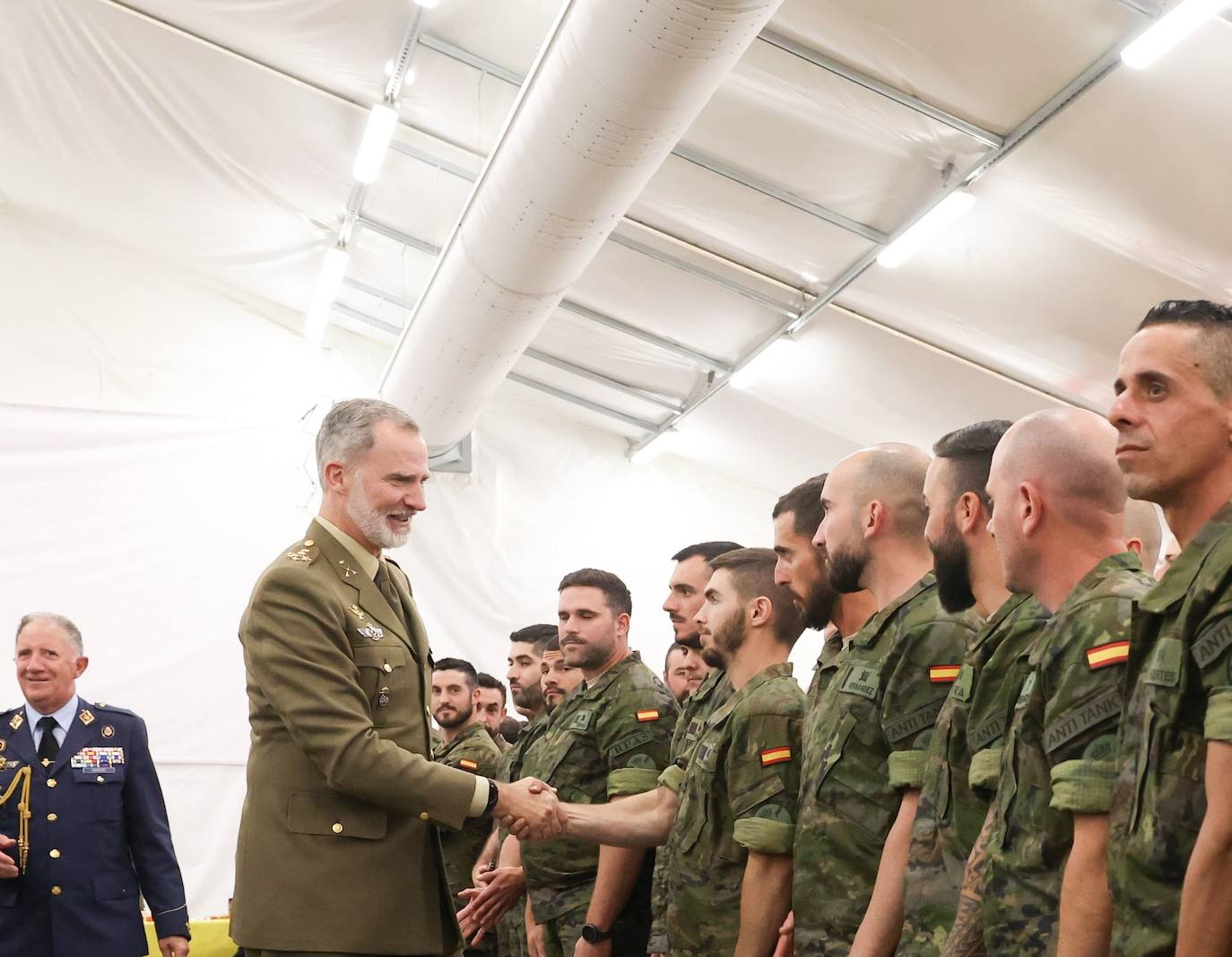 El Rey Felipe VI visita a los militares españoles desplegados en Letonia