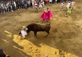 Así ha sido el espeluznante revolcón de un toro a un corredor en Coria