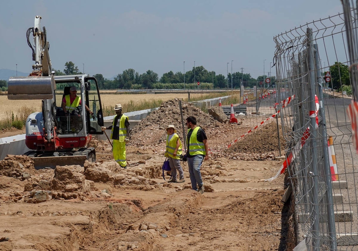 Los expertos trabajando en los restos arqueológicos encontrados en la carretera al aeropuerto.