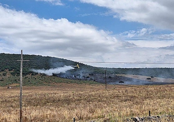Dos hidroaviones, un helicóptero y dos retenes del INFOEX, además de un vehículo del CPEI, voluntarios de Alconchel e Higuera de Vargas y Protección Civil de Alconchel se implicaron en la extinción.