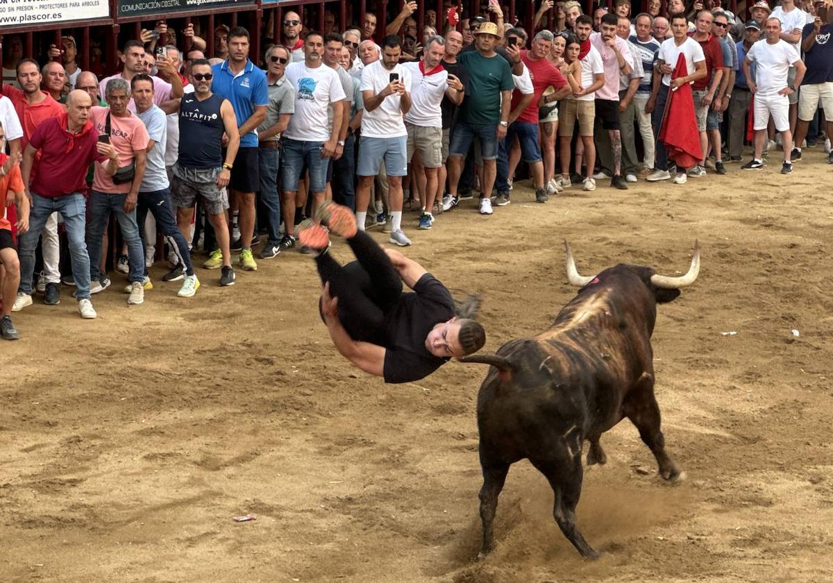 Ayende extiende su bravura desde la Plaza hasta las calles de Coria