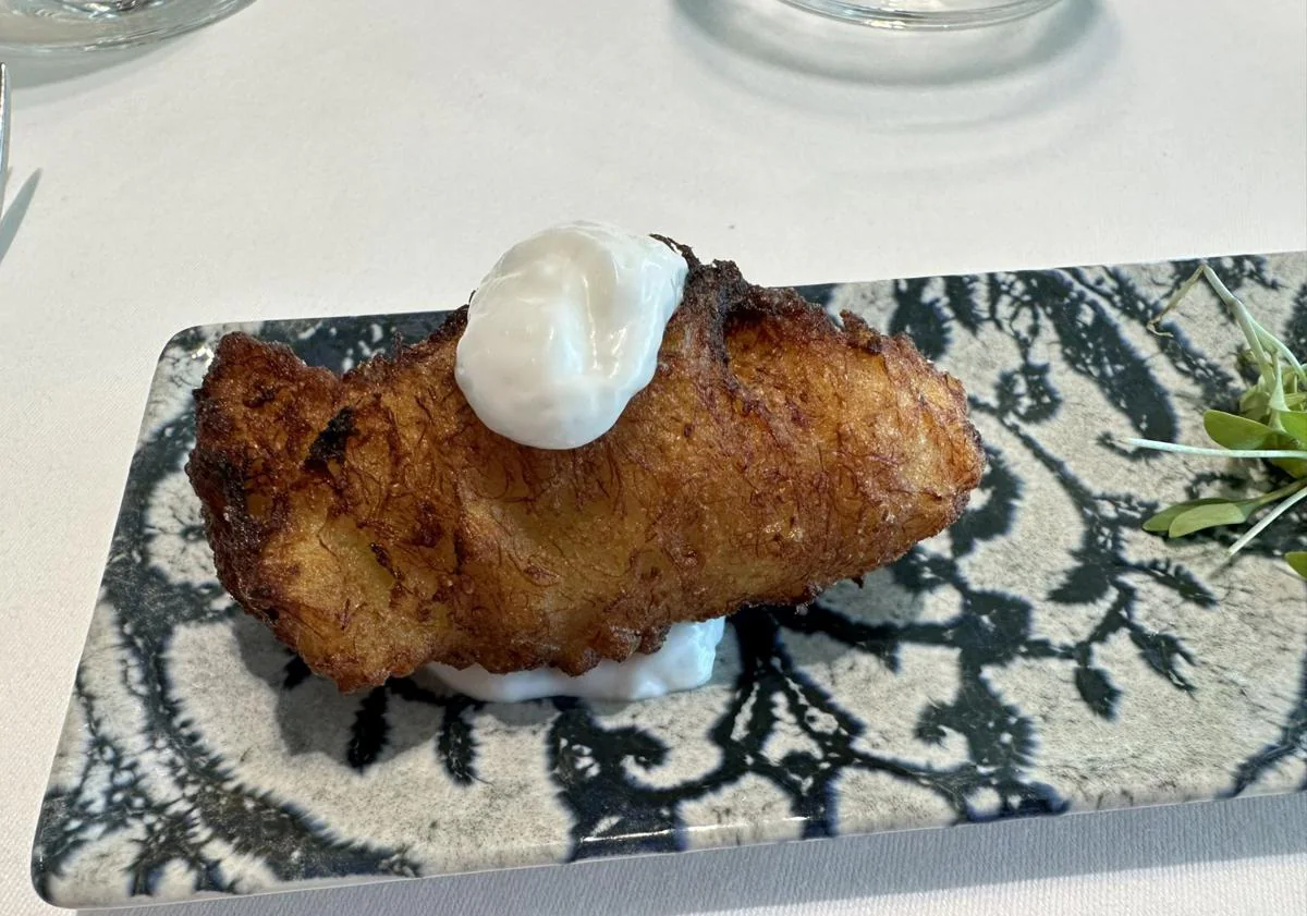 Imagen principal - Buñuelo de bacalao, guacamole marino y croqueta de ibéricos.