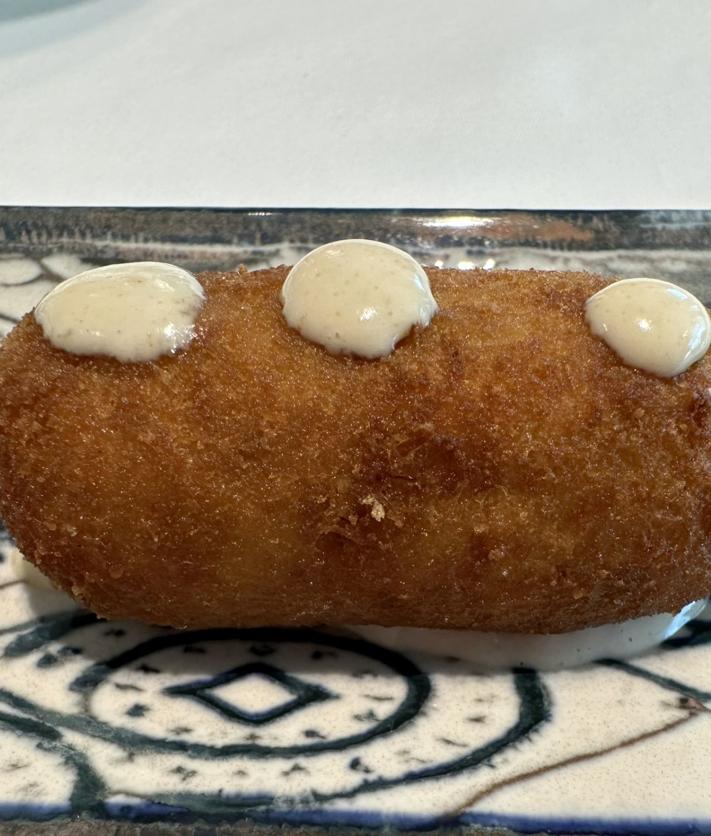 Imagen secundaria 2 - Buñuelo de bacalao, guacamole marino y croqueta de ibéricos.