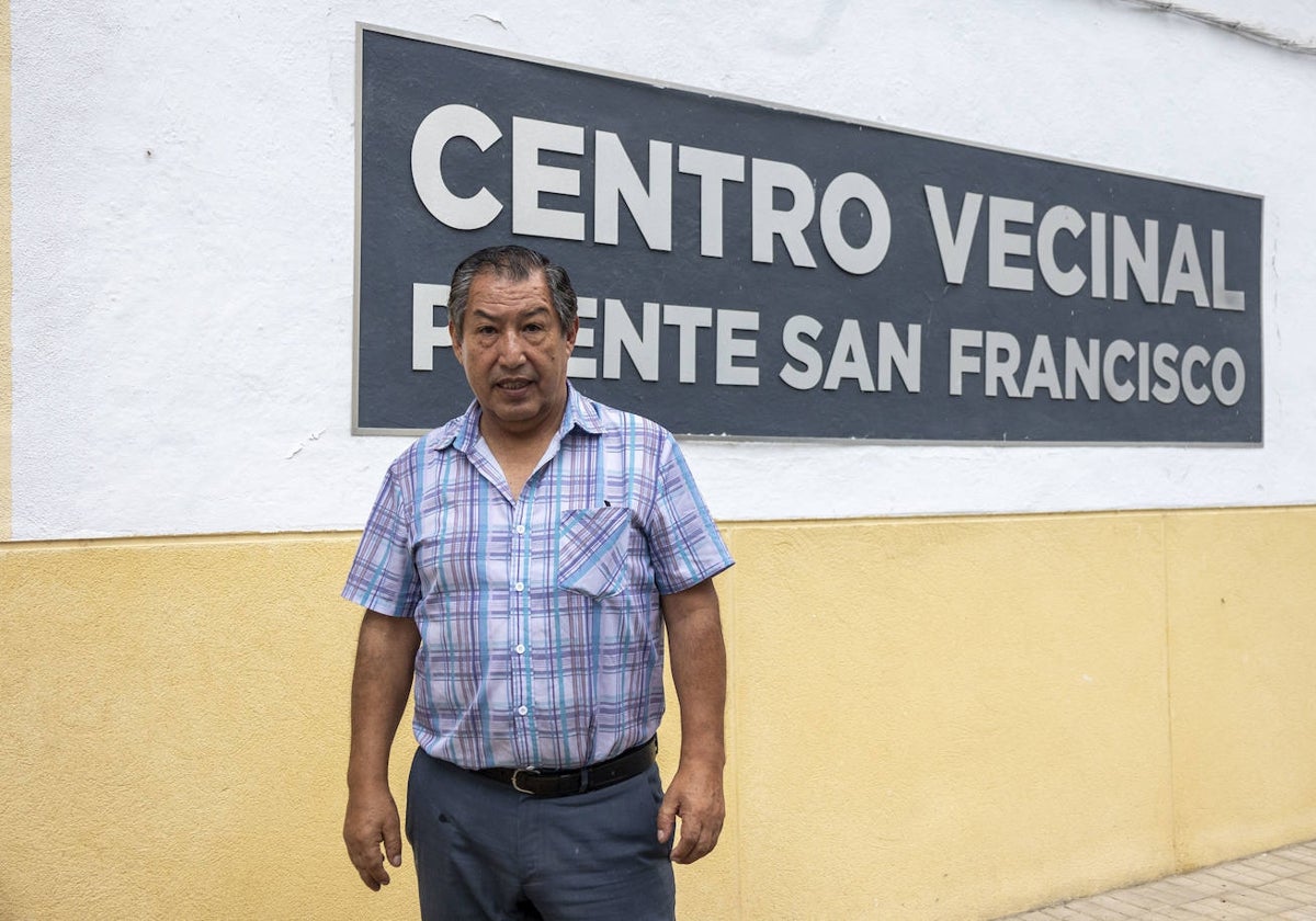 Benjamín Lava posa delante de la sede vecinal.