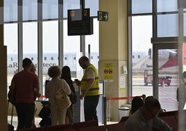 Pasajeros embarcando en el aeropuerto de Badajoz.