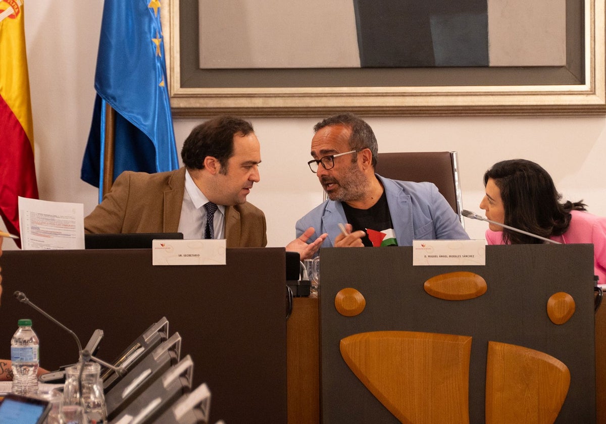 Miguel Ángel Morales y Esther Gutiérrez hablan con el secretario en el pleno de este jueves.