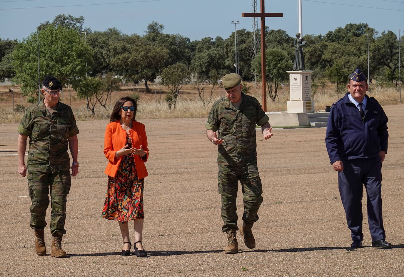 La ministra de Defensa, Margarita Robles, durante una visita al cuartel de Bótoa.