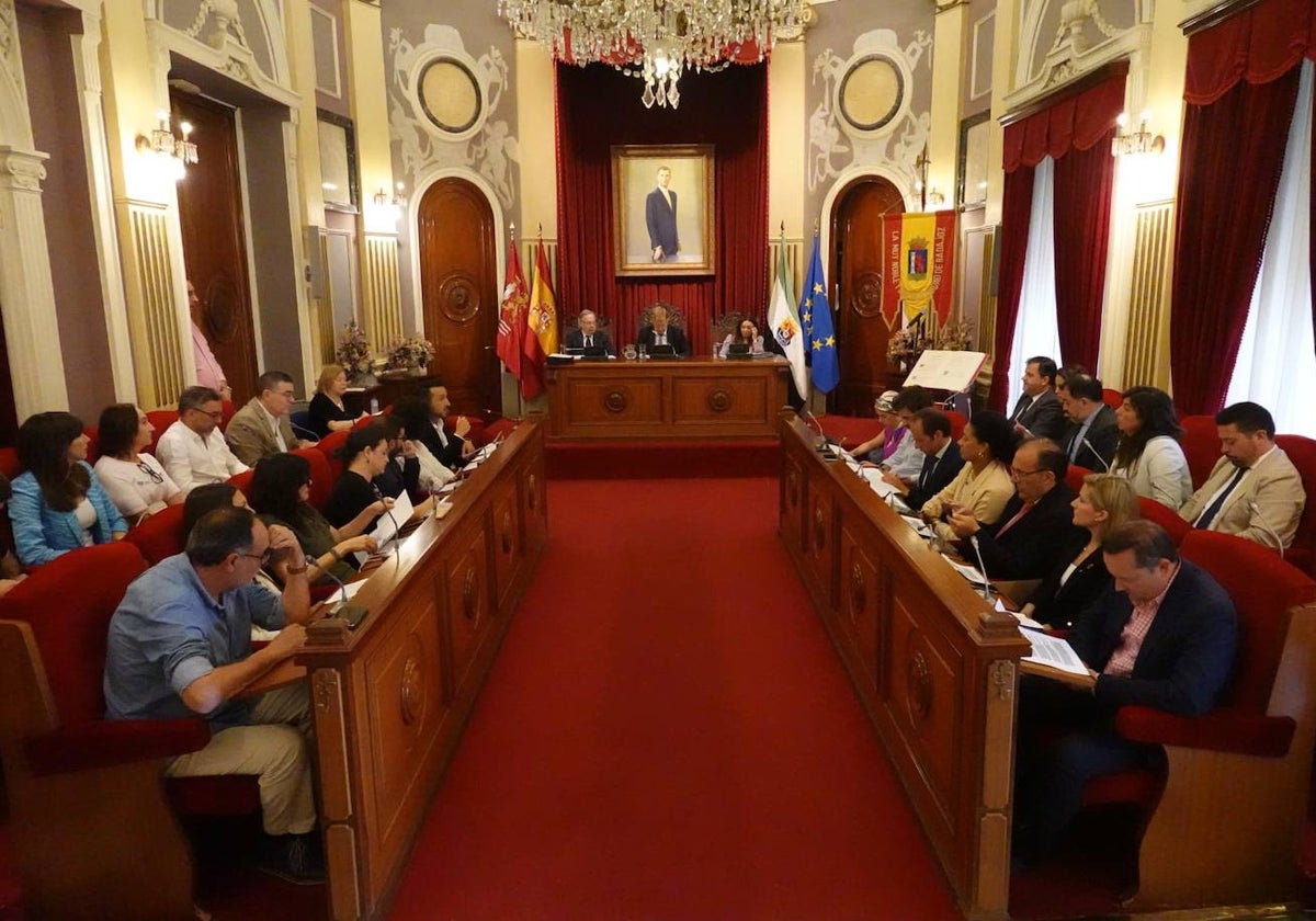 Salón de plenos en el Ayuntamiento de Badajoz.