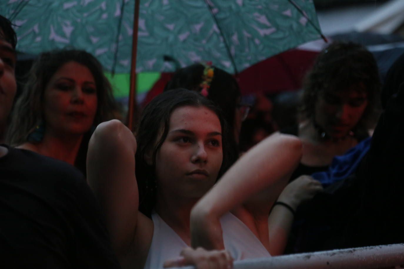 Nebulossa brilla bajo la lluvia en la fiesta del Orgullo de Mérida