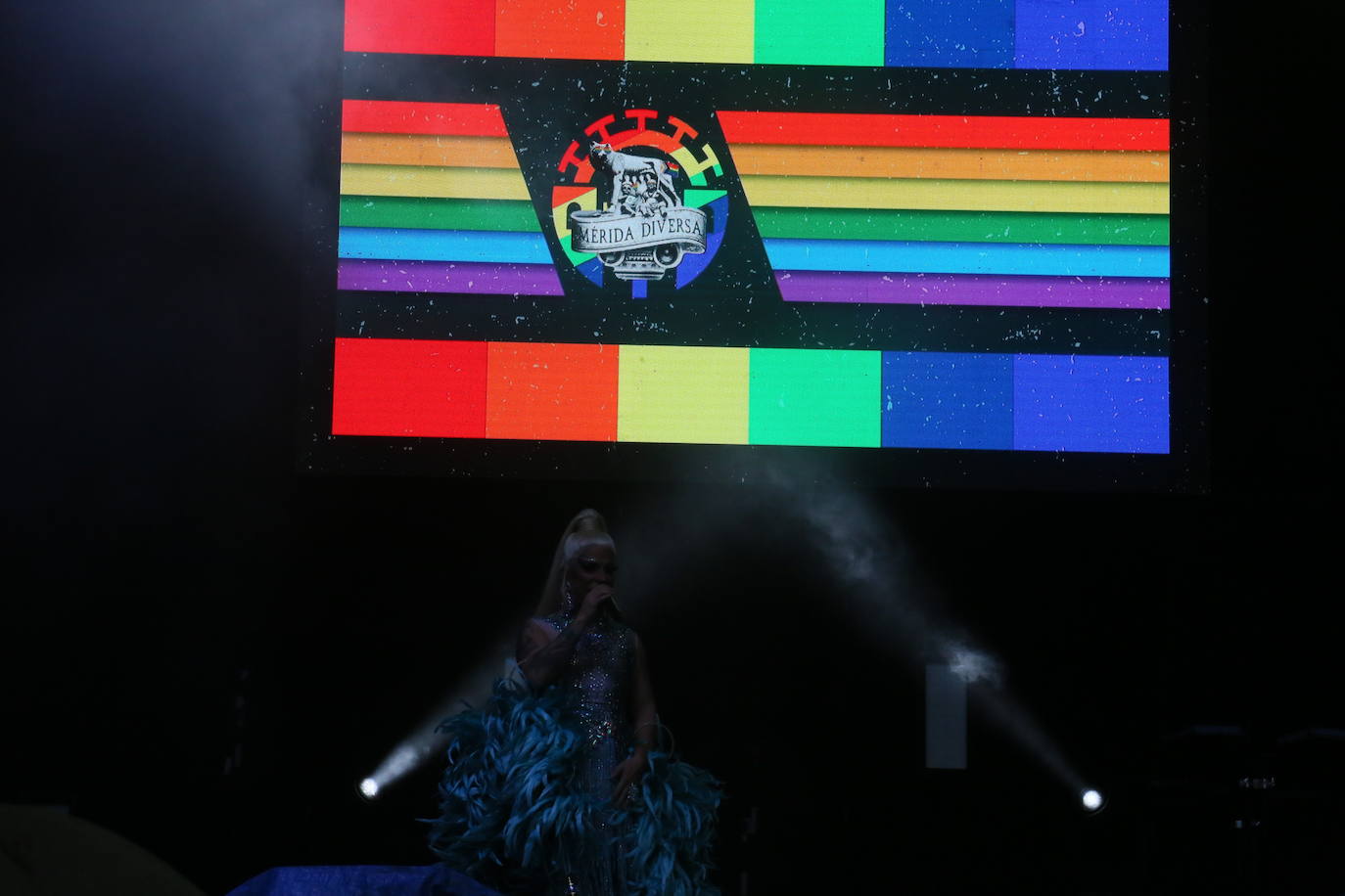 Nebulossa brilla bajo la lluvia en la fiesta del Orgullo de Mérida