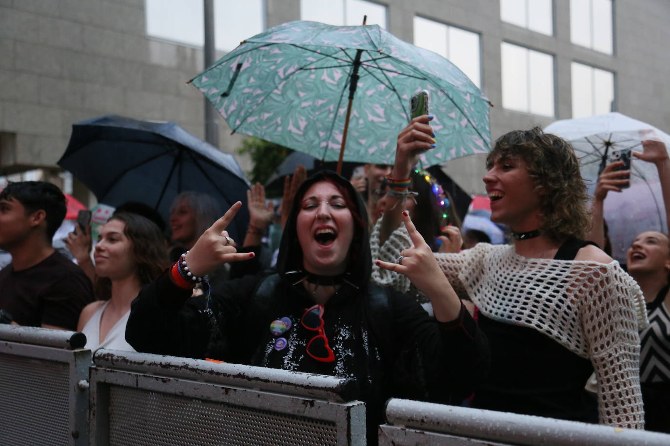 Nebulossa brilla bajo la lluvia en la fiesta del Orgullo de Mérida