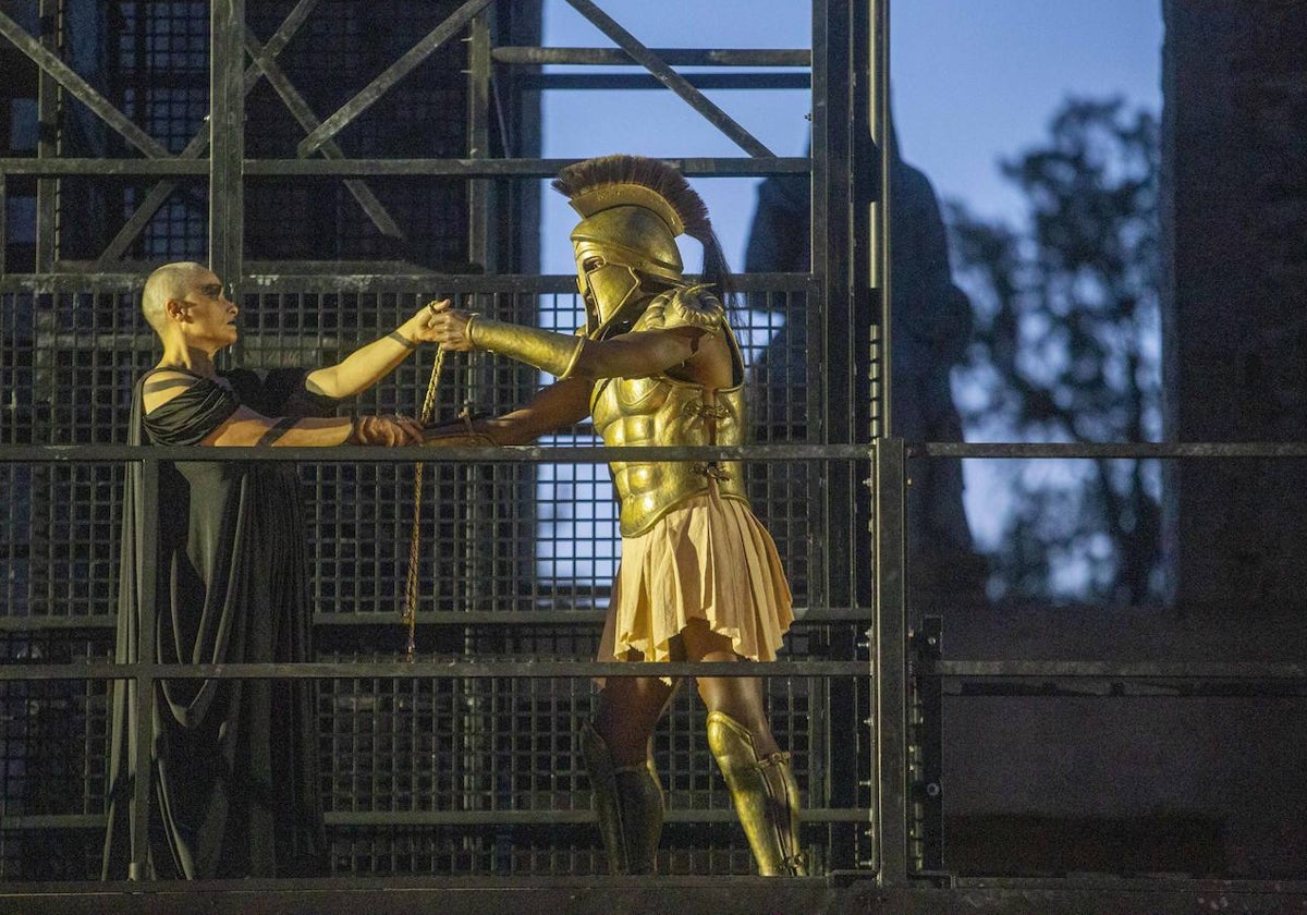 Ángeles Blancas y Noah Stewart, Medea y Jasón, en la ópera 'Medea', estreno de la 70 edición del Festival de Mérida. Al fondo, en la penumbra, la diosa Ceres, en el Teatro Romano.