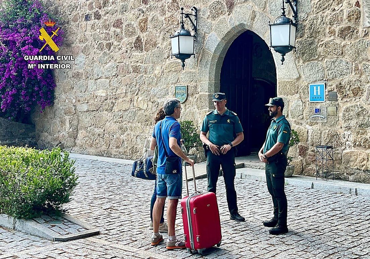Agentes de la Guardia Civil informan a unos turistas