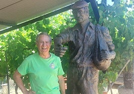 Antonio Vázquez, junto a su escultura terminada.