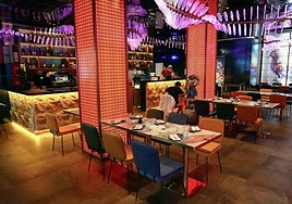 El local tiene dos salones con capacidad para 100 personas y una terraza en la que se sientan 50 más.