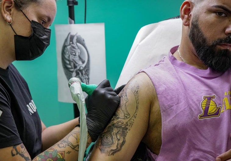 Mario Gómez tatuándose en Nomad Tatto después de algo más de un mes en lista de espera.