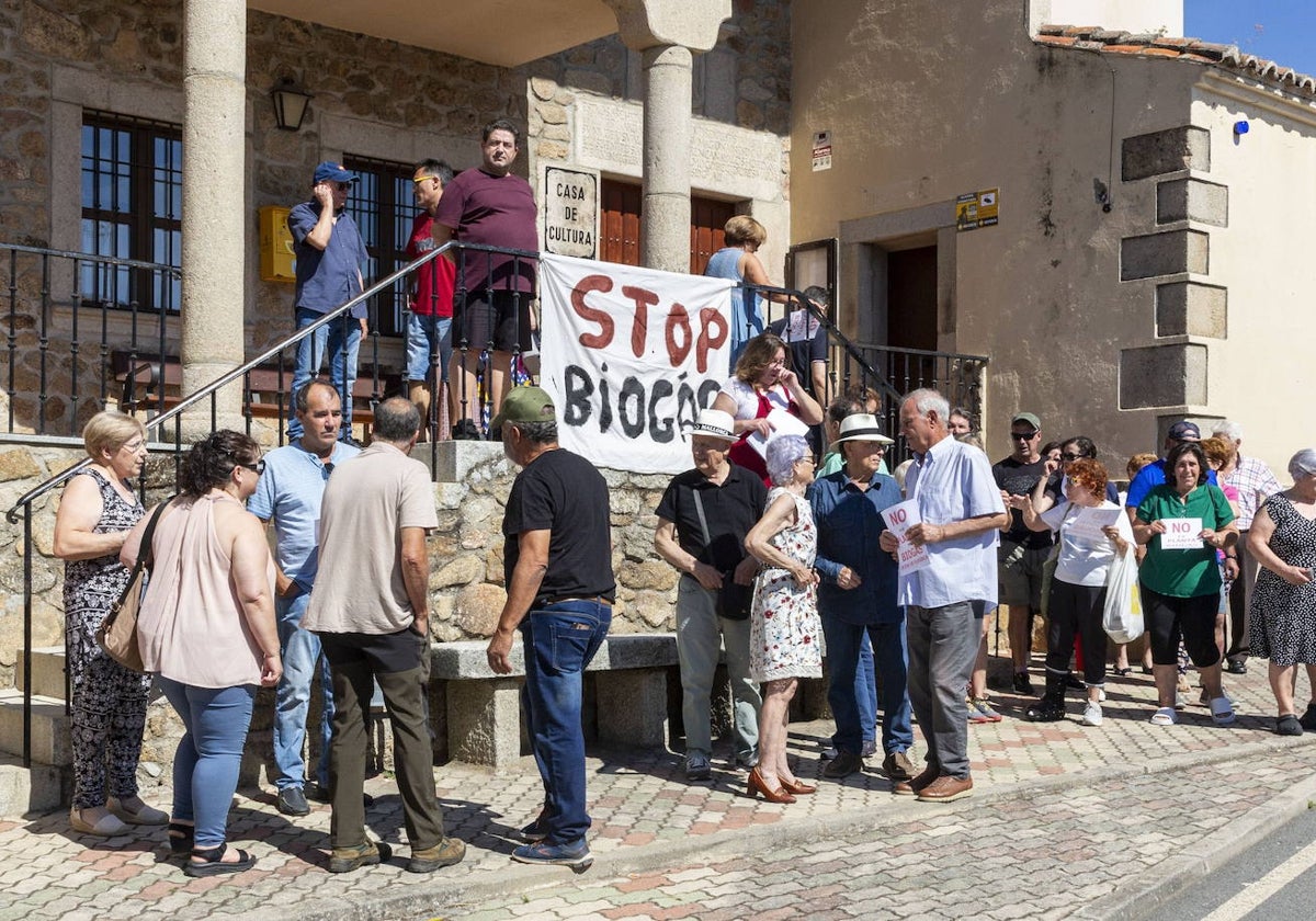 Vecinos de Oliva de Plasencia en una protesta contra la planta.