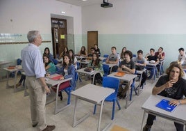 Un profesor imparte clase en un centro educativo en una imagen de archivo.