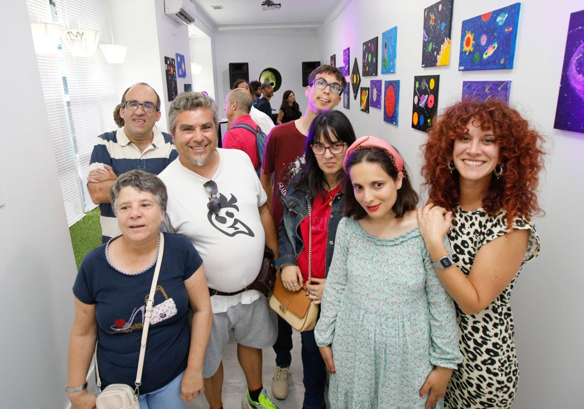 Usuarios de Aspainca en la inauguración de su exposición en Espacio Belleartes.