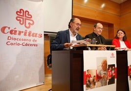 Damián Niso, el obispo Jesús Pulido e Inmaculada Godoy, secretaria general de Cáritas Coria-Cáceres, este mes, durante la presentación de la memoria anual de la organización.