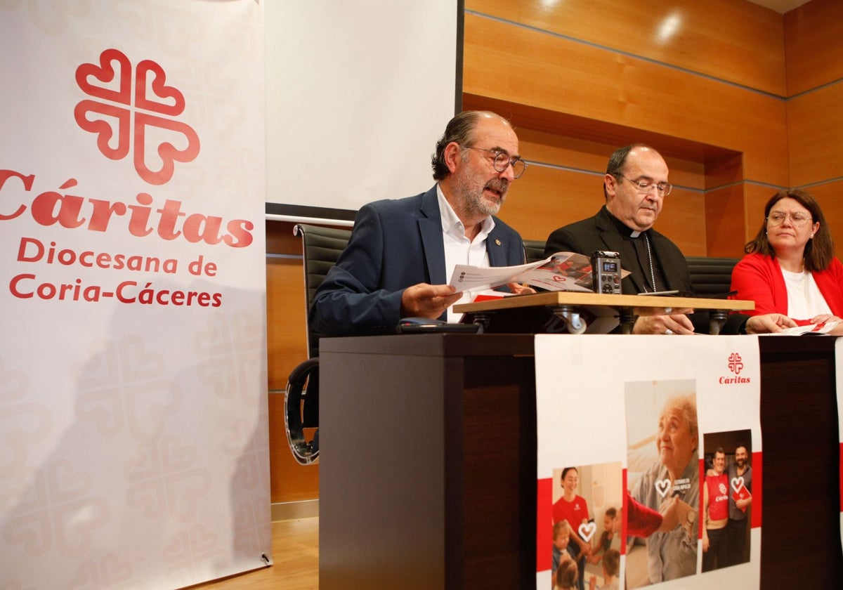 Damián Niso, el obispo Jesús Pulido e Inmaculada Godoy, secretaria general de Cáritas Coria-Cáceres, este mes, durante la presentación de la memoria anual de la organización.