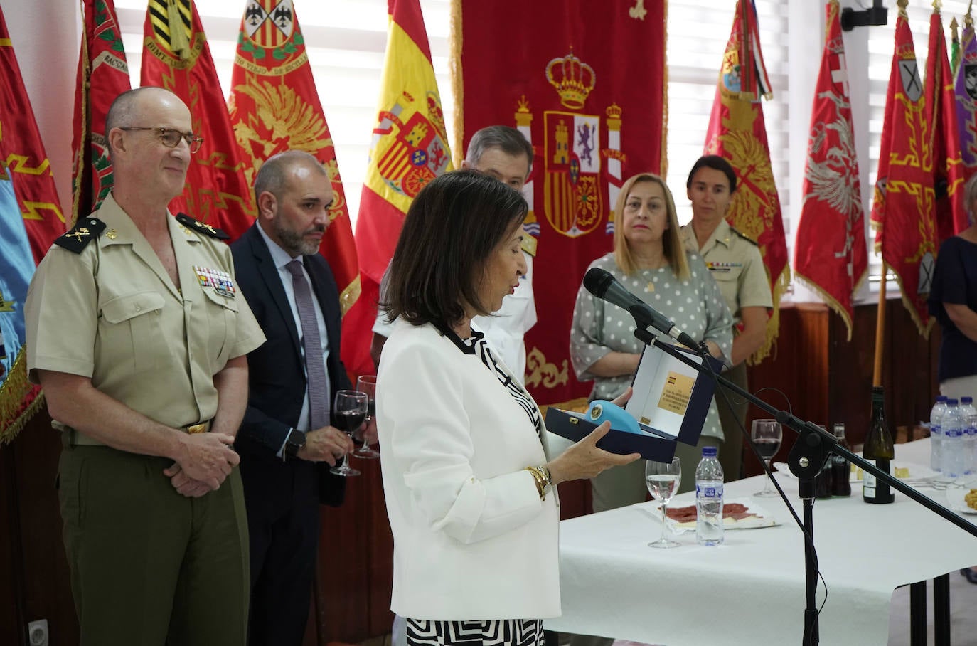 Margarita Robles condecora a los soldados de la Brigada Extremadura