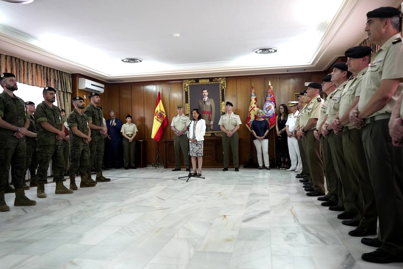 Margarita Robles condecora a los soldados de la Brigada Extremadura