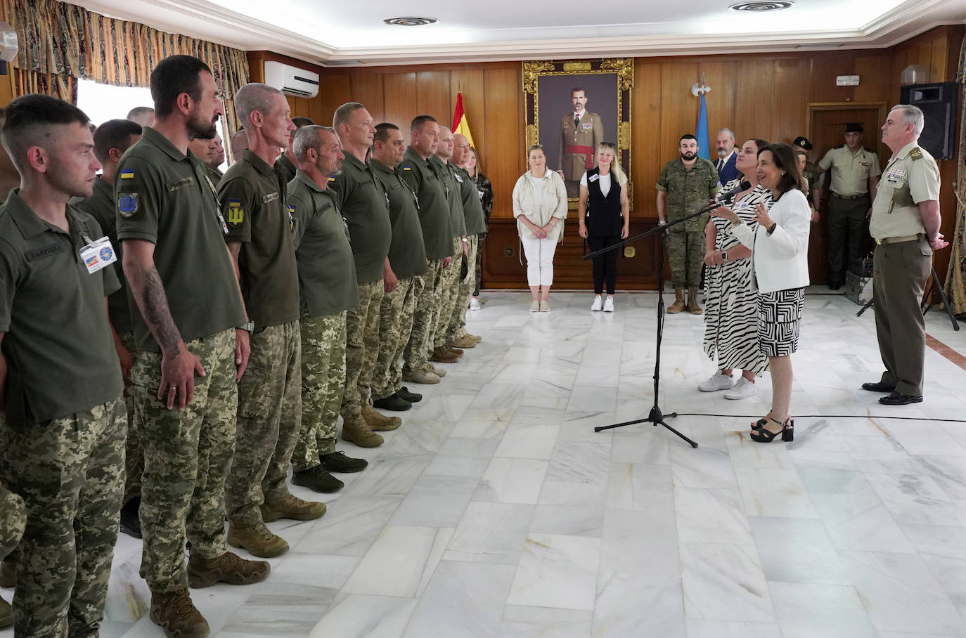 Margarita Robles condecora a los soldados de la Brigada Extremadura