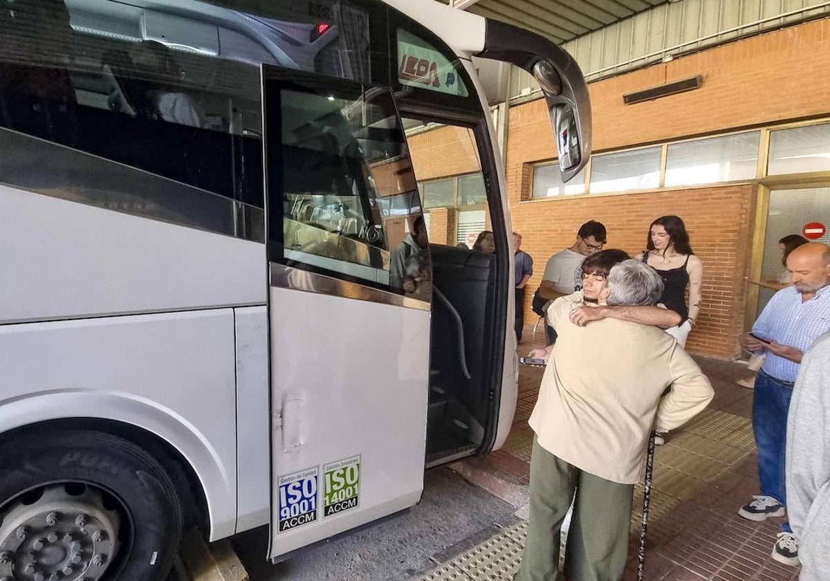 Viajeros en el autobús de la línea Mérida-Sevilla el pasado jueves, en la estación de autobuses de la capital de Extremadura.