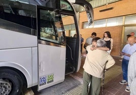 Viajeros en el autobús de la línea Mérida-Sevilla el pasado jueves, en la estación de autobuses de la capital de Extremadura.