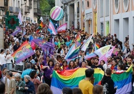 La marcha del Orgullo, este sábado a su paso por la calle San Antón. Partió del Paseo de Cánovas y finalizó en la Plaza Mayor.