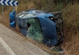 Así ha quedado el coche tras el accidente en la Ex-103.