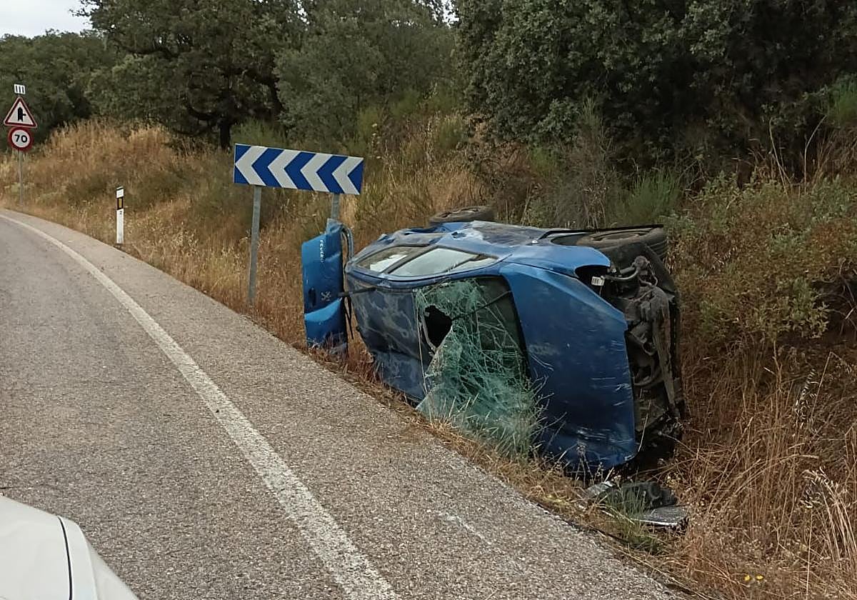 Así ha quedado el coche tras el accidente en la Ex-103.