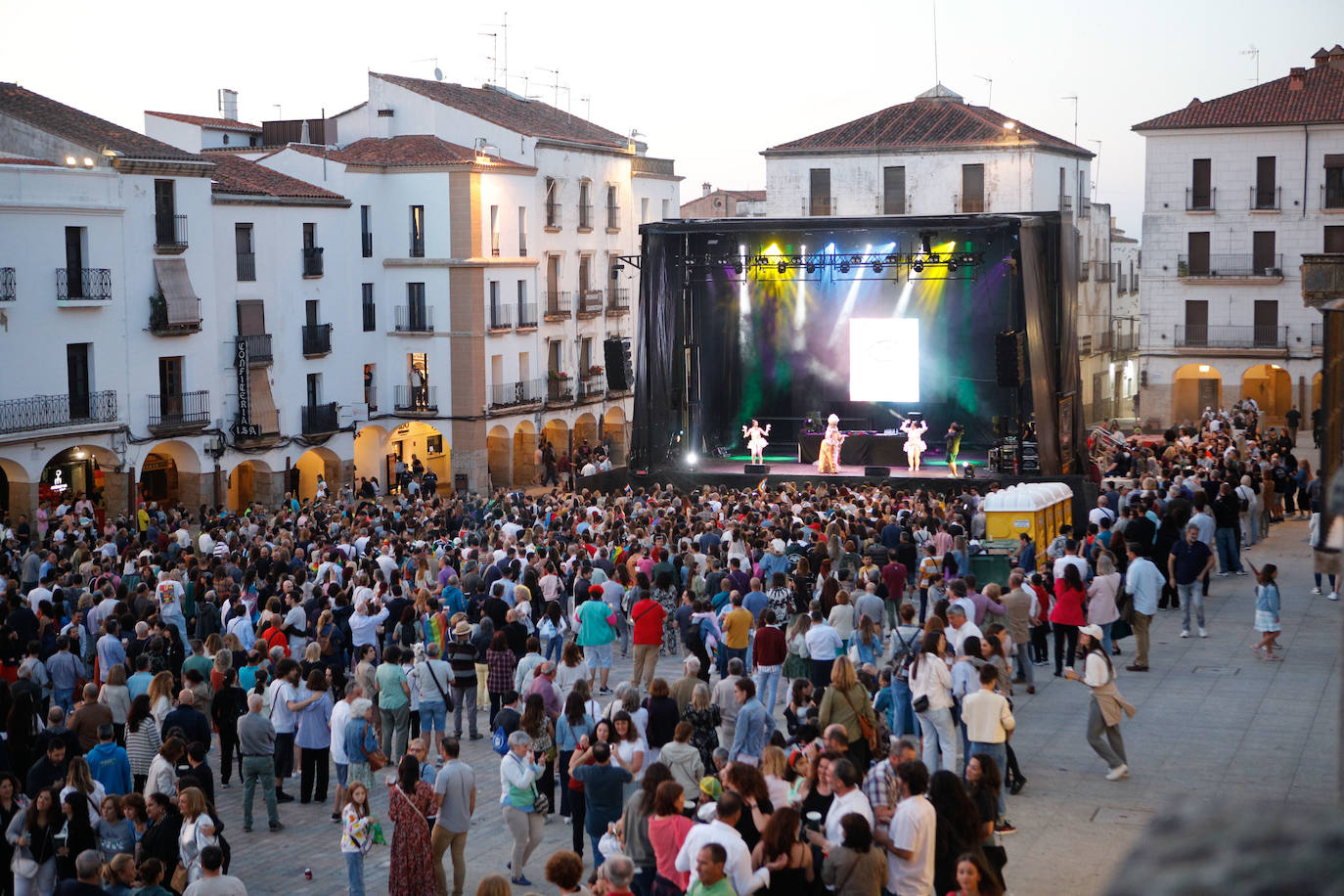 Las mejores imágenes de los conciertos de la fiesta del Orgullo de Cáceres (I)