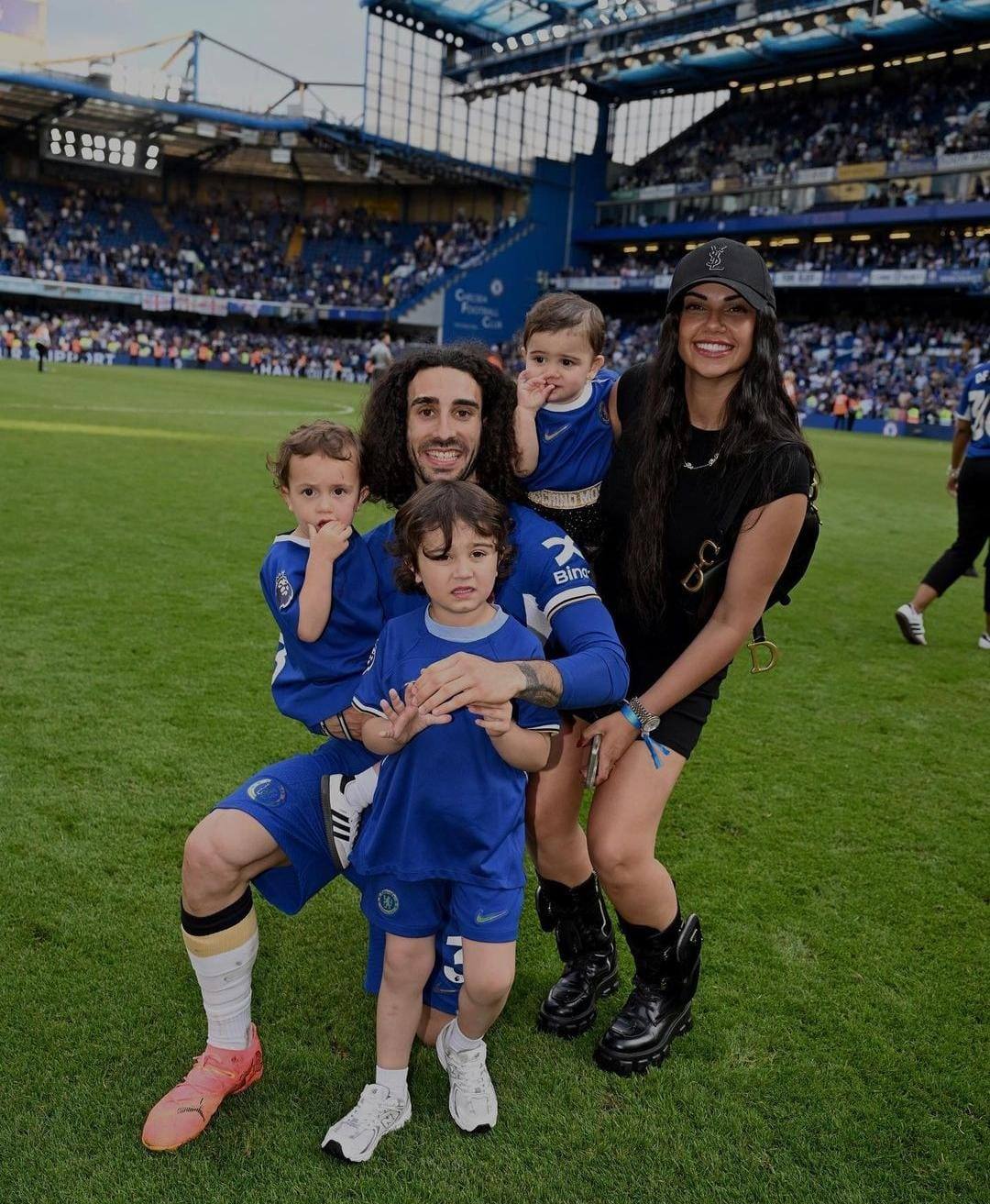 Claudia Rodríguez junto a Marc Cucurella y sus tres hijos, tras un partido reciente.