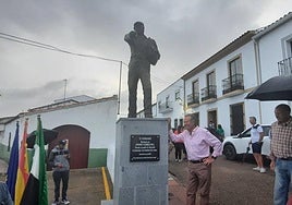 Antonio Vázquez posa junto a la escultura que ha donado al pueblo y que se ha instalado al principoi de la calle Cervantes.