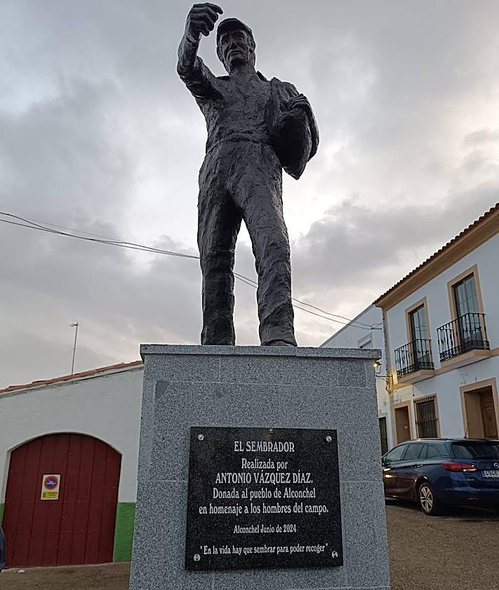 Imagen secundaria 2 - Arriba, momento de la inauguración, con el público asistente. Abajo, el alcalde junto al escultor, delante de la peana sobre la que se ha colocado 'El Sembrador'.