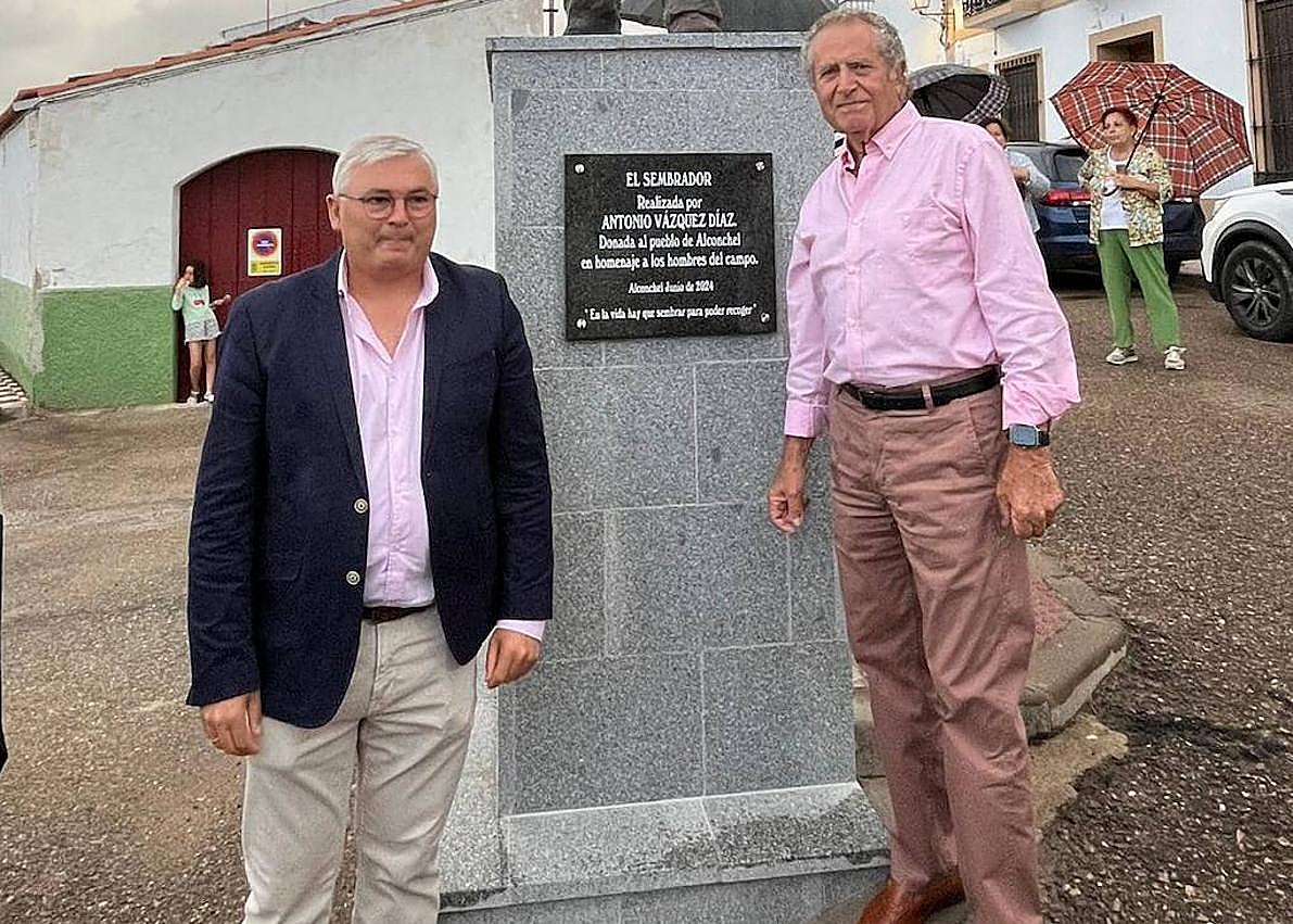 Imagen secundaria 1 - Arriba, momento de la inauguración, con el público asistente. Abajo, el alcalde junto al escultor, delante de la peana sobre la que se ha colocado 'El Sembrador'.