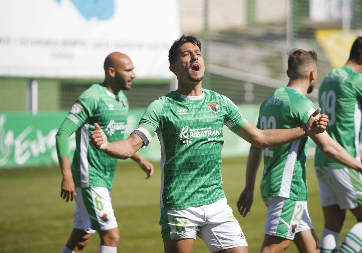 Jorge Barba celebra un gol con el Cacereño.