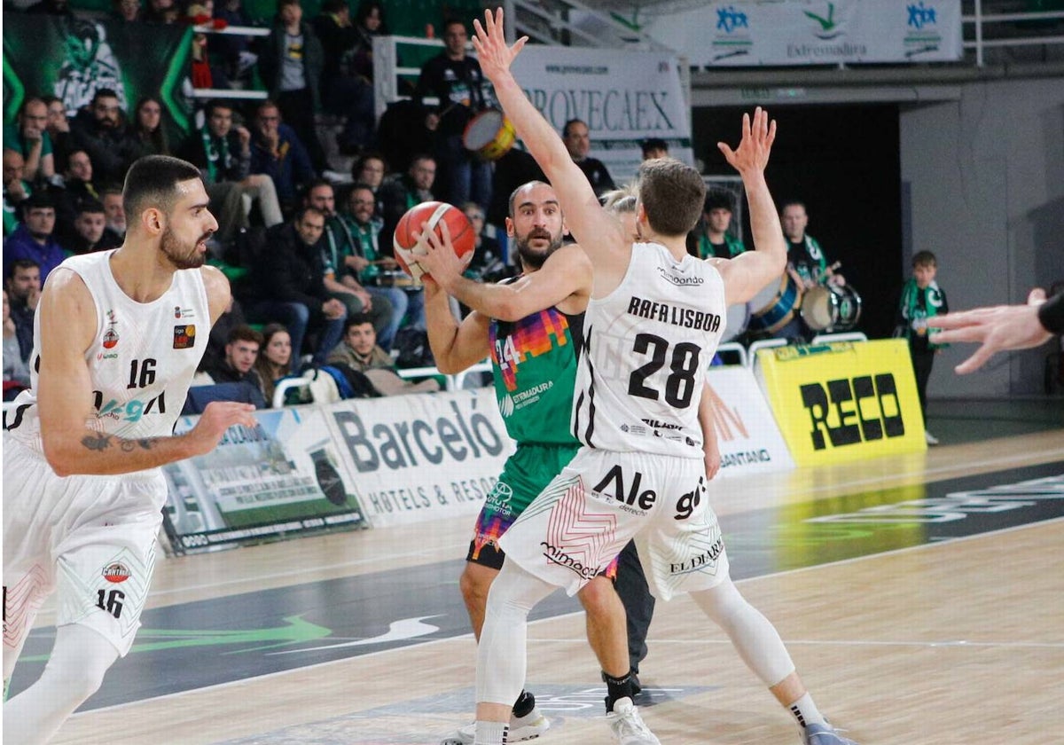 Dani Rodríguez conduce la pelota en un partido del Cáceres ante el Cantabria de la pasada temporada.