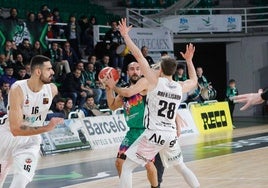 Dani Rodríguez conduce la pelota en un partido del Cáceres ante el Cantabria de la pasada temporada.