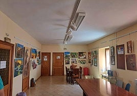 El arte de los alumnos del curso de pintura vuelve a inundar un año más las instalaciones de la Universidad Popular. Se trata de una exposición con más de 30 cuadros realizados por estos artistas amateurs que podrá ser visitada hasta el 12 de julio. Auténticas obras de arte realizadas con diferentes manifestaciones, cuya temática principal son paisajes, animales, personas o bodegones expresados en óleo, acuarela o carboncillo en múltiples técnicas, como realismo, impresionismo,… En la que los artistas dan rienda suelta a su talento como auténticos pintores profesionales