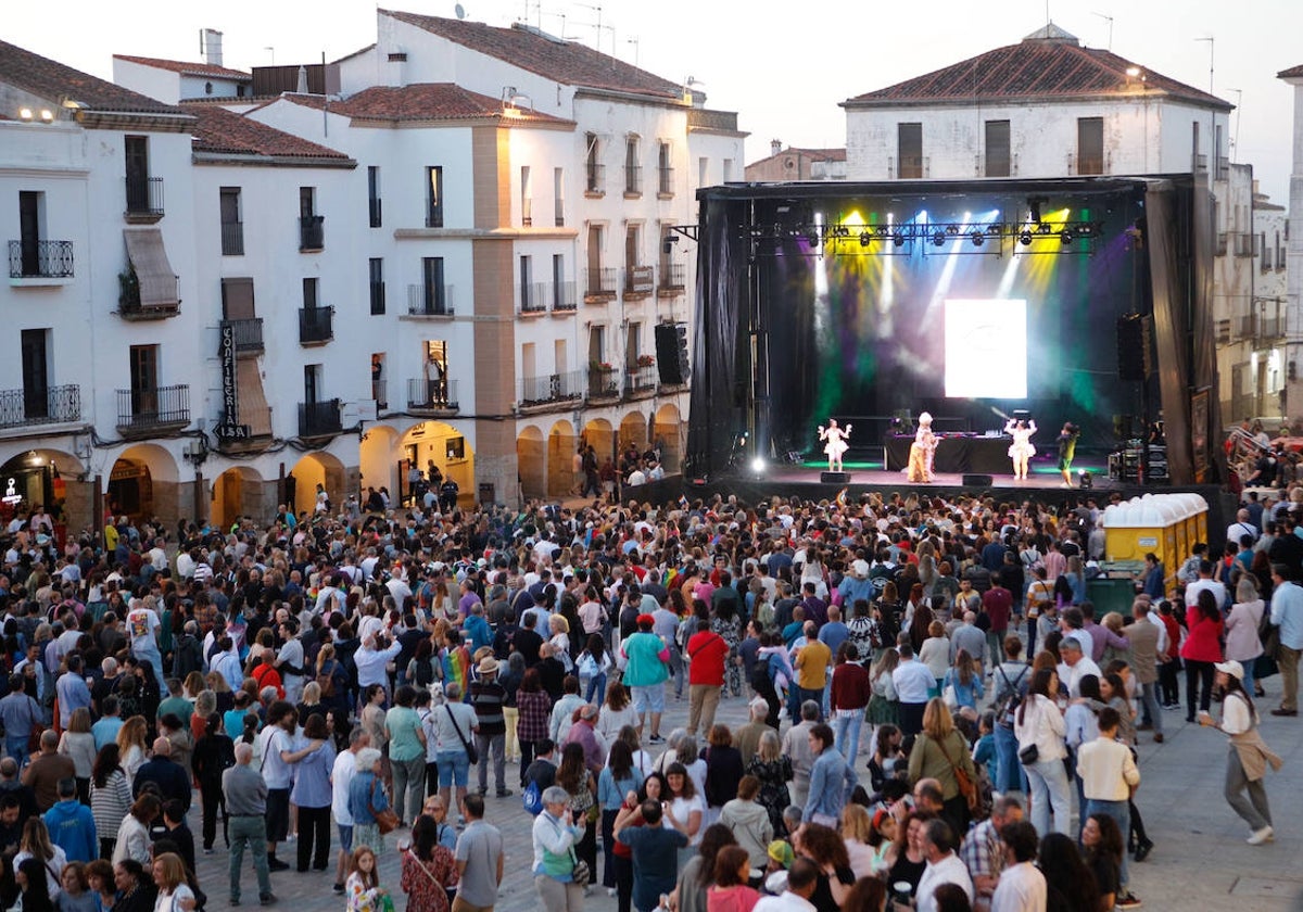 Imagen de la Plaza Mayor de Cáceres el pasado sábado durante la fiesta del Orgullo LGTBI, que por primera vez se ha celebrado en este recinto.