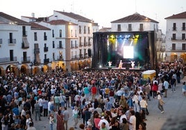 Imagen de la Plaza Mayor de Cáceres el pasado sábado durante la fiesta del Orgullo LGTBI, que por primera vez se ha celebrado en este recinto.