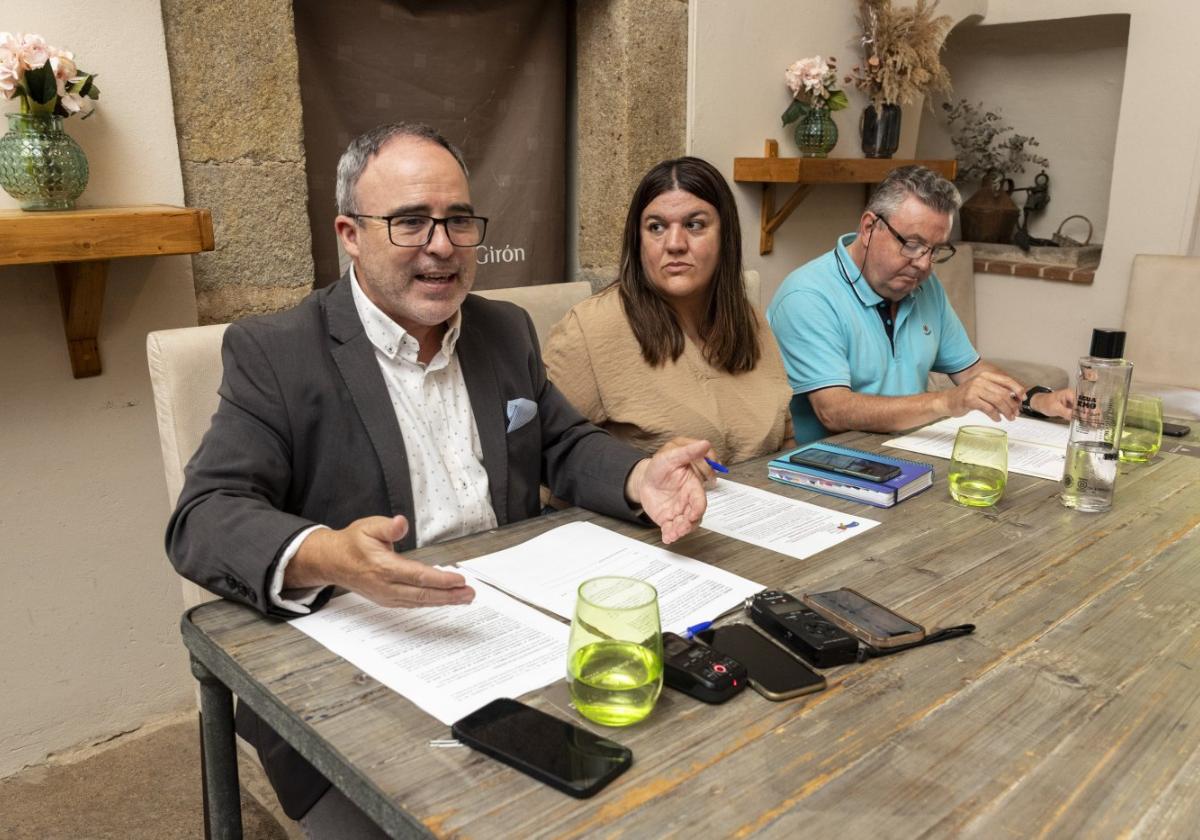 Francisco Martín presenta la moción remitida a los Ayuntamientos.