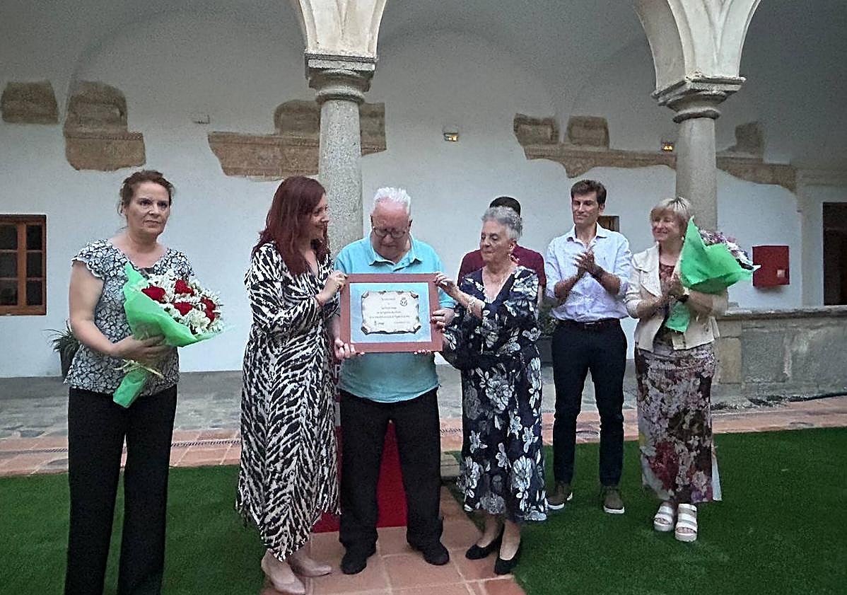 Imagen principal - El PSOE frexnense homenajea a Luis Moreno Gamito, quien fuera alcalde de la localidad entre 1983 y 1999