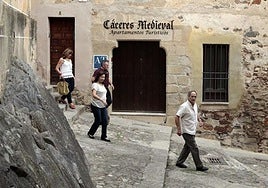 Turistas frente a Apartamentos Turísticos en Cáceres.