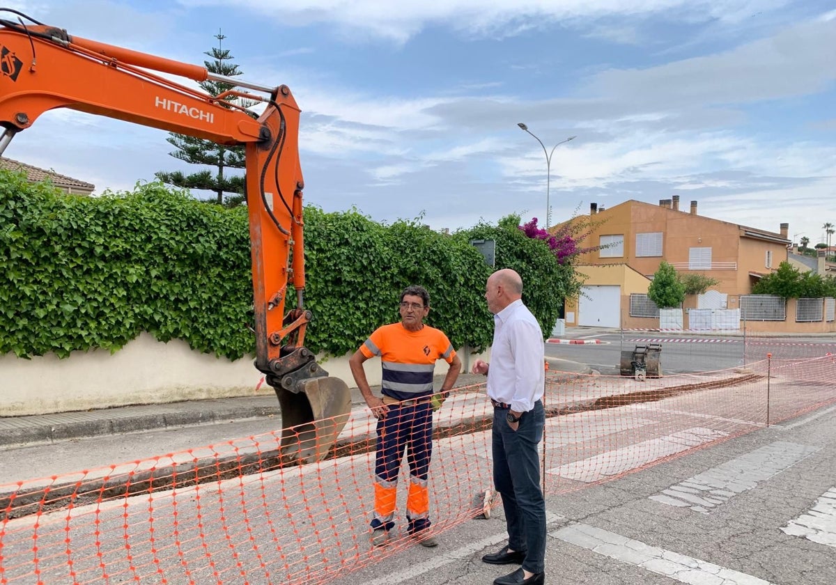 El concejal Pedro Muriel con un operario este martes en una visita a las obras en el R-66.