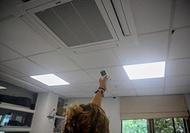 Trabajadora regula temperatura.